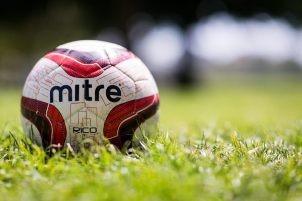 Ballon de foot sur du gazon